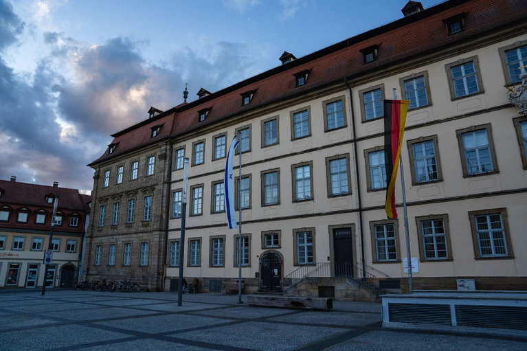 Der bisherige Amtsinhaber Andreas Starke hört auf und räumt seinen Schreibtisch im Bamberger Rathaus. (Archivbild) — © Nicolas Armer/dpa
