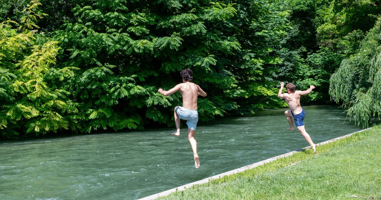 Bei Hitze in kaltes Wasser zu springen, ohne sich vorher abzukühlen, birgt Risiken.  — © Leonie Asendorpf/dpa