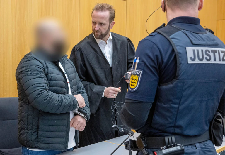 Der Mann wurde zu einer langen Haftstrafe verurteilt. (Archivbild) — © Stefan Puchner/dpa