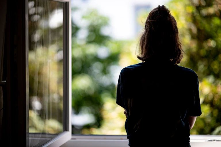 Teenager-Mädchen sind seit Corona besonders häufig von psychischen Störungen und Depressionen betroffen. (Symbolbild) — © Fabian Sommer/dpa