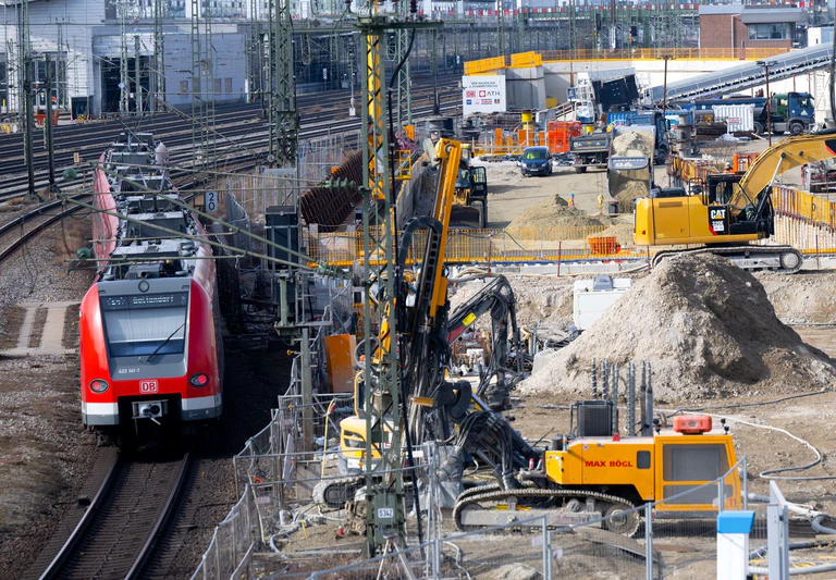 Der häufigste Grund für S-Bahn-Ausfälle: Bauarbeiten, die sie zuverlässiger machen sollen. (Archivbild) — © Sven Hoppe/dpa