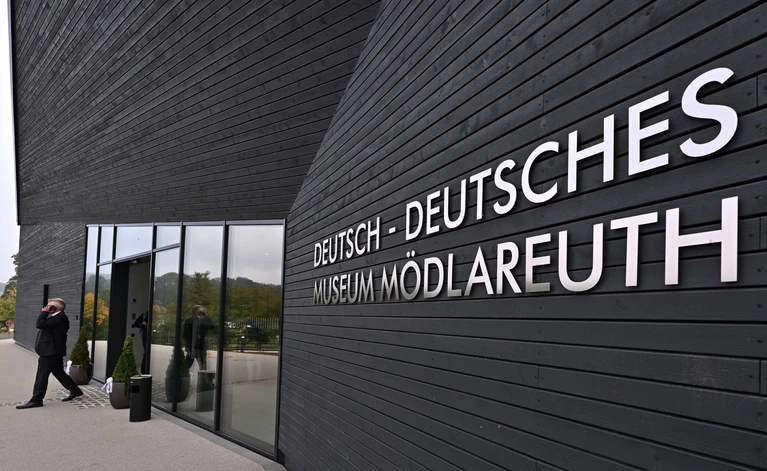 Zur Einweihung wurde auch der Bundespräsident erwartet. — © Martin Schutt/dpa