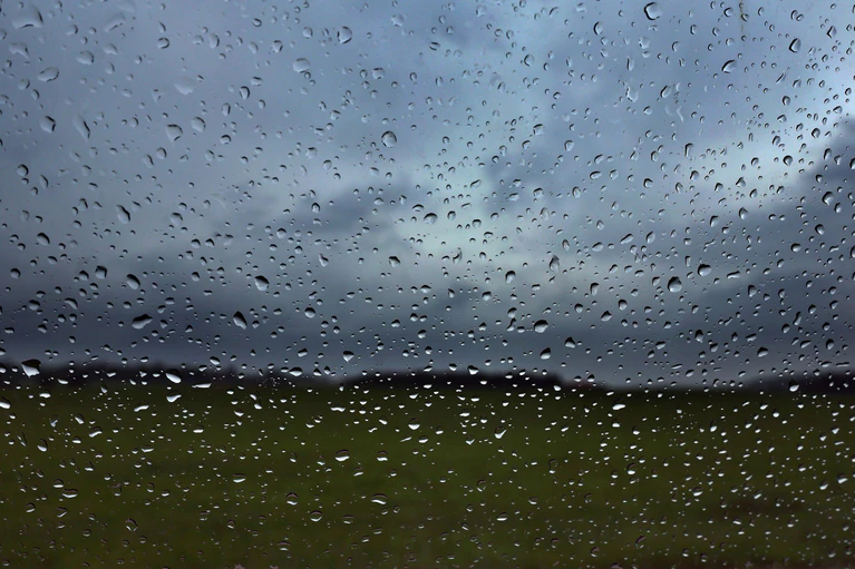 Mit dem Regen sinkt die Waldbrandgefahr in Bayern. (Archivbild) — © Karl-Josef Hildenbrand/dpa