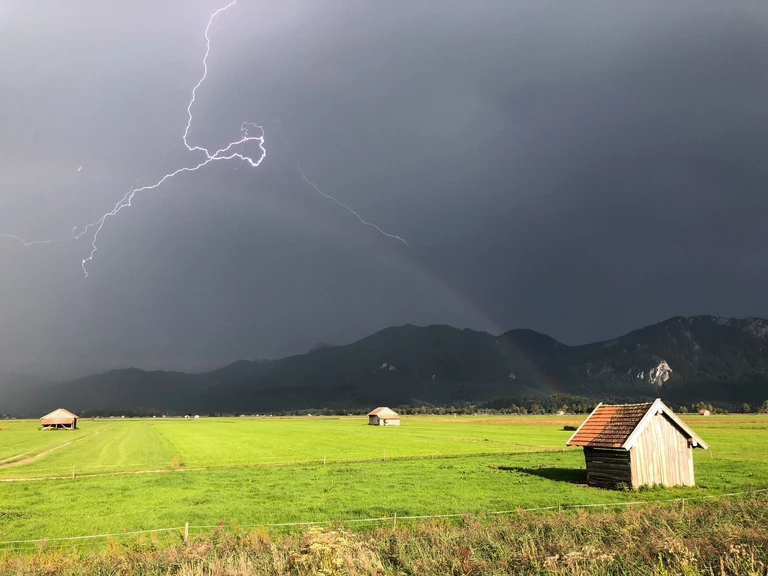 Gewitter, Hagel, Starkregen und Sonne - all das hält das Sommerwetter für Menschen in Bayern in den nächsten Tagen parat. (Symbolbild) — © Valentin Gensch/dpa/dpa-tmn