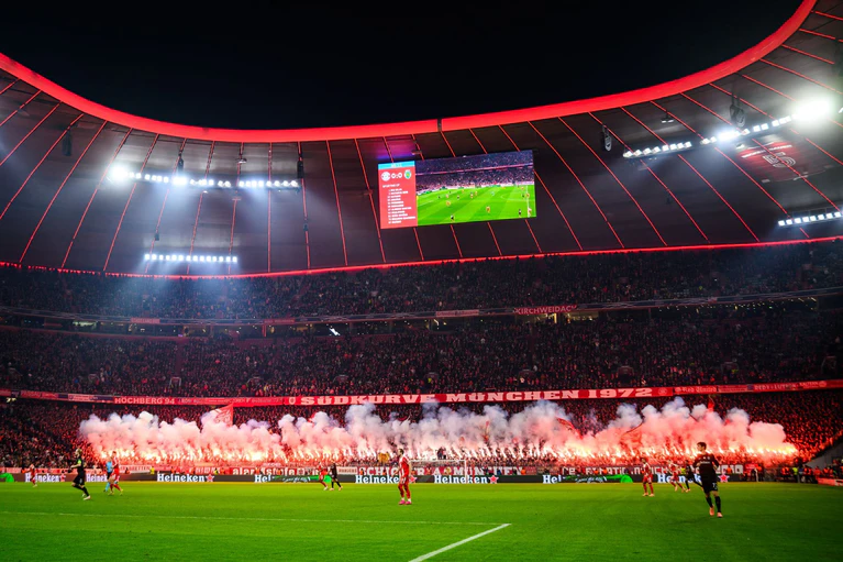 Fans des FC Bayern München zünden Pyrotechnik im Fanblock. (Archivbild) — © Tom Weller/dpa