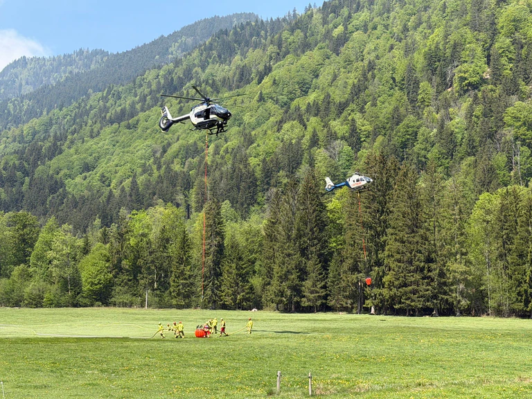An die zehn Helikopter helfen am Mittwoch beim Löschen aus der Luft.   — © Matthias Brüning/dpa