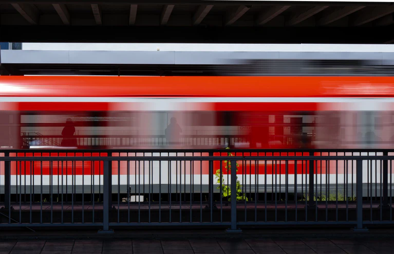Ein Mann vergisst seinen Rucksack in einer S-Bahn und zwingt den Zug zur Vollbremsung. (Symbolbild) — © Sven Hoppe/dpa