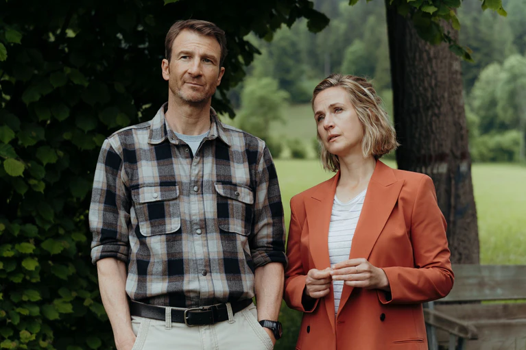 Hans Gruber (Heiko Ruprecht) und Julia Andermatt (Nathalie Schott) in einer Szene der erste Folge der 19. Staffel der Fernsehreihe «Der Bergdoktor» (undatierte Filmszene). — © Sabine Finger Fotografie/ZDF/dpa