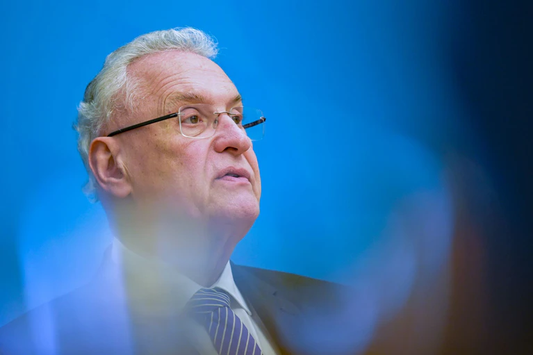«Für uns gilt unmissverständlich: Wir gehen mit aller Härte gegen jede Form von Extremismus vor, egal ob von rechts, von links oder religiös motiviert», sagt Innenminister Herrmann. (Archivbild) — © Malin Wunderlich/dpa