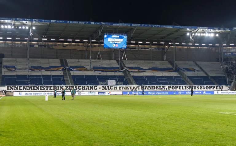Die Ultras beider Seiten blieben die ersten zwölf Minuten vor dem Stadion. — © Andreas Gora/dpa