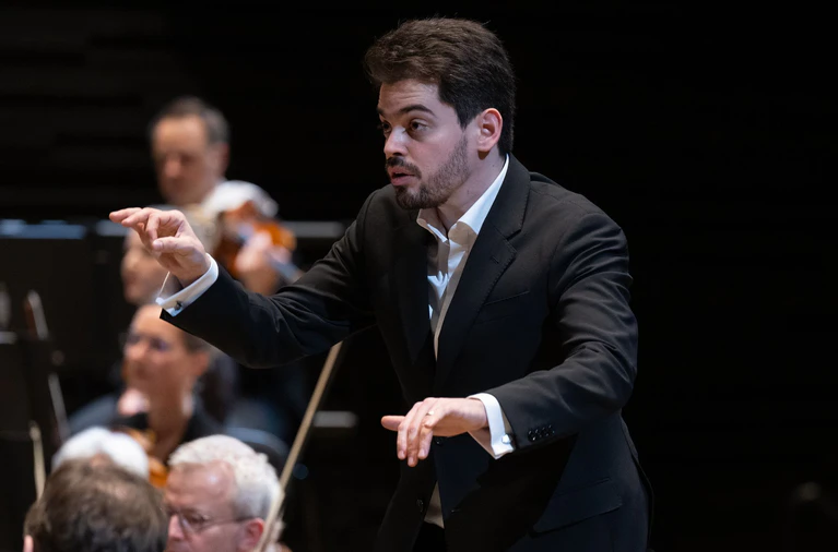 Lahav Shani leitet auch das Israel Philharmonic Orchestra (Archiv). — © Sven Hoppe/dpa
