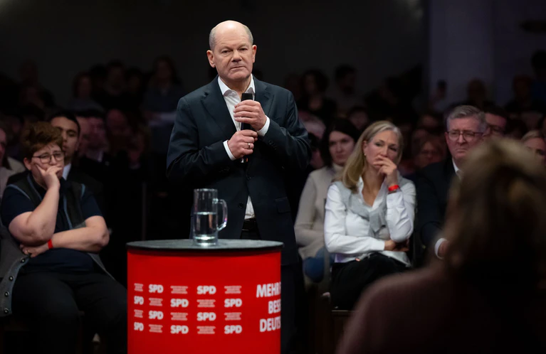 Gleich zu Beginn seiner Wahlkampfveranstaltung findet Olaf Scholz klare Worte für den Umgang mit dem Attentäter von München. — © Sven Hoppe/dpa