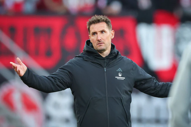 Miroslav Klose: «Mehr Robustheit, mehr Zweikampfhärte» braucht seine Mannschaft. — © Daniel Karmann/dpa