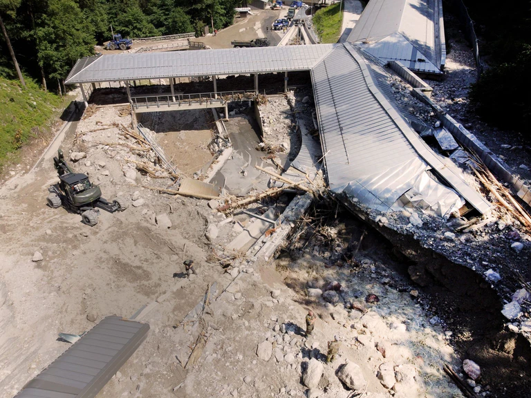 Die Bob- und Rodelbahn am Königssee wurde 2021 durch ein Unwetter verwüstet. (Archivfoto)  — © Peter Kneffel/dpa