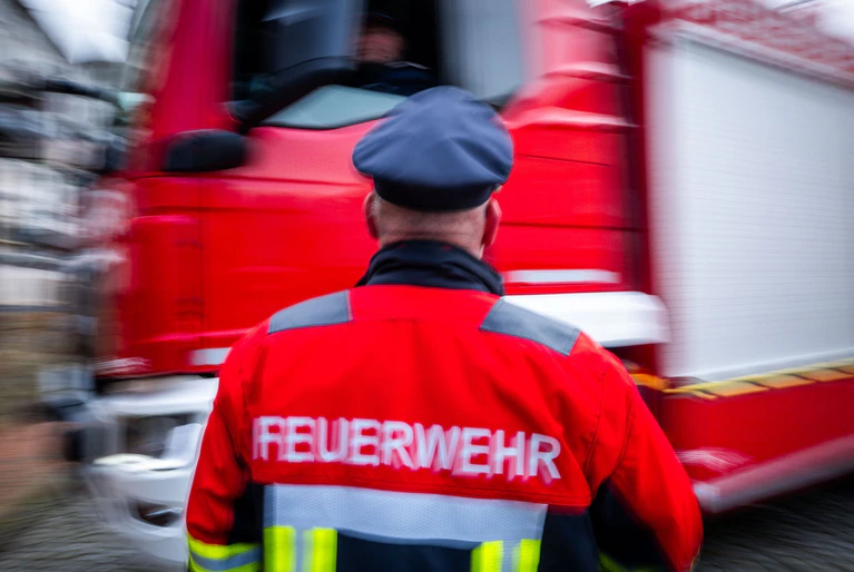 Rettungskräfte mussten wegen einer angebohrten Gasleitung ausrücken. (Illustration) — © Jens Büttner/dpa