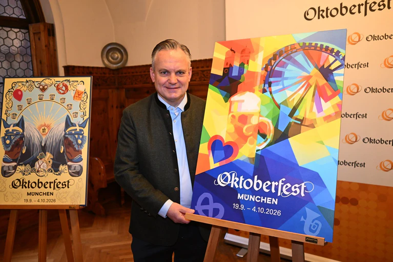 Wiesnchef Christian Scharpf präsentiert das offizielle Motiv zum Oktoberfest 2026. — © Felix Hörhager/dpa