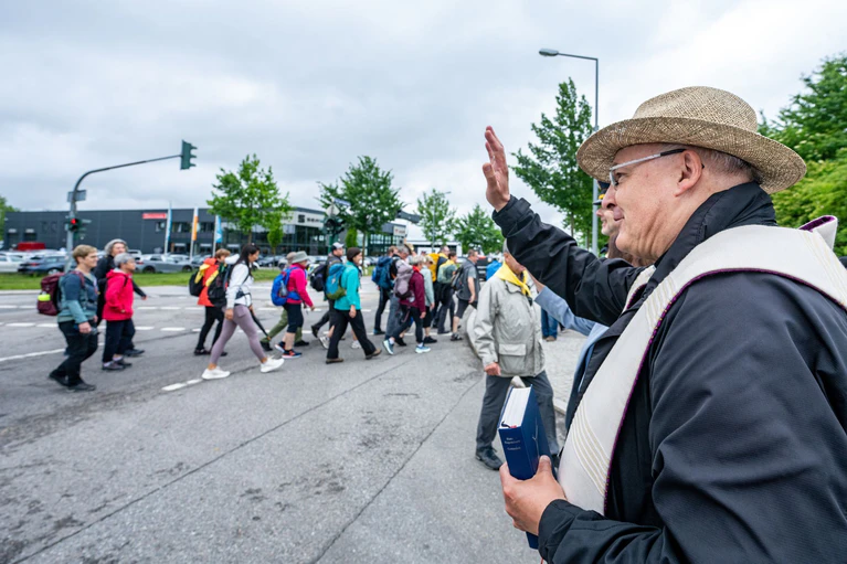 Bischof Rudolf Voderholzer segnete die Pilger. — © Armin Weigel/dpa
