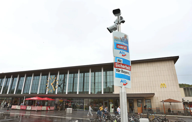 Bereits Ende Oktober 2024 setzte die bayerische Polizei eine Arbeitsgruppe ein, die an Kriminalitätsbrennpunkte in Innenstädten und rund um Bahnhöfe – wie hier in Würzburg – mehr Sicherheit schaffen soll. (Symbolbild) — © Karl-Josef Hildenbrand/dpa