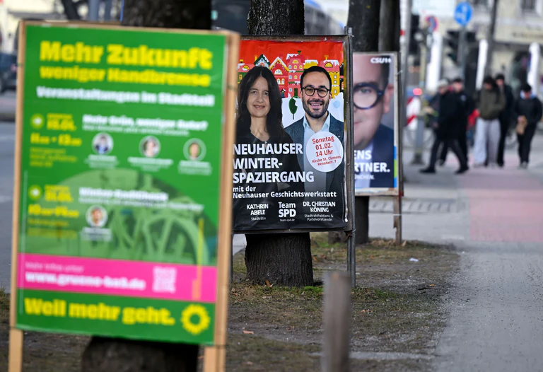 Zahlreiche Wahlplakate säumen in München die Straßen und Wege. — © Sven Hoppe/dpa
