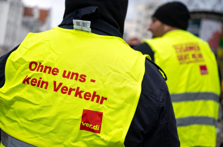 Die Gewerkschaft Verdi hat Warnstreiks in vier weiteren bayerischen Städten angekündigt. (Archivbild) — © Peter Kneffel/dpa