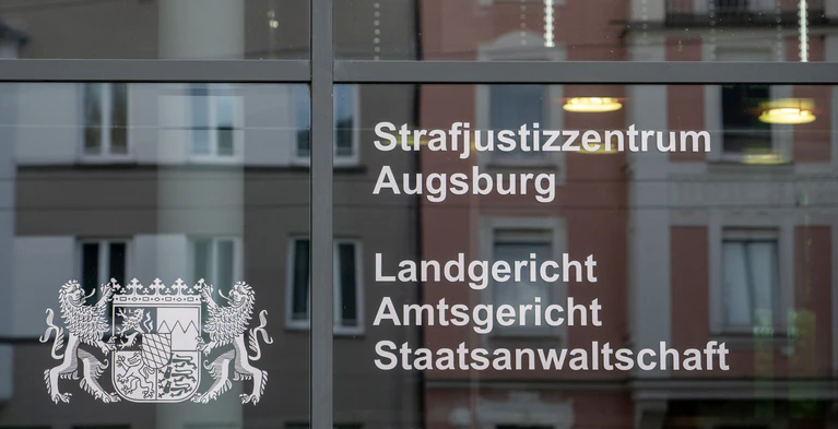 Ein Jugendlicher muss sich wegen eines rassistisch motivierten Mordversuchs vor dem Augsburger Landgericht verantworten. (Symbolbild) — © Stefan Puchner/dpa