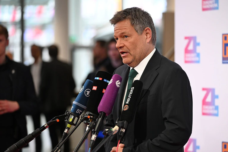 Der scheidende Wirtschaftsminister Robert Habeck schließt eine Zustimmung der Grünen zum von Union und SPD geplanten Riesenschuldenpaket in dessen ursprünglicher Form aus.  — © Leonie Asendorpf/dpa