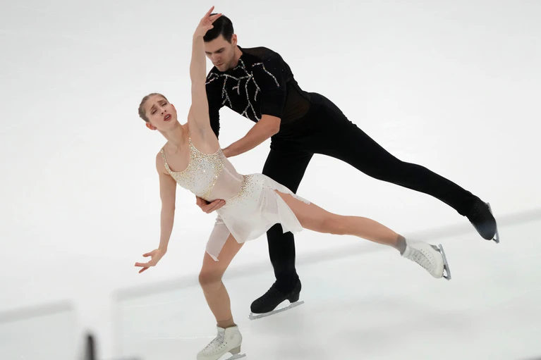 Minerva Hase (l) und Nikita Volodin liegen nach dem Kurzprogramm bei der Nebelhorn Trophy in Oberstdorf auf Platz zwei. — © Sergei Grits/AP/dpa