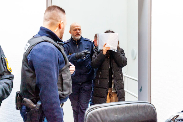 Die Angeklagte kommt zum Mordprozess. (Archivbild) — © Cornelia Hammer/dpa