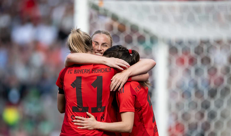 Die Bayern um Lea Schüller, Pernille Harder und Tuva Hansen (von links) bejubeln den Titel. — © Fabian Strauch/dpa