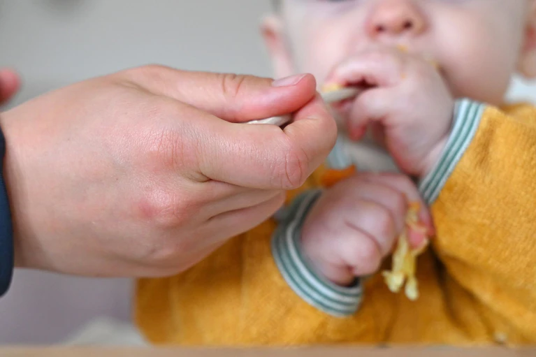 Das Aus für das geplante Kinderstartgeld in Bayern empört viele Eltern. (Symbolbild) — © Elisa Schu/dpa