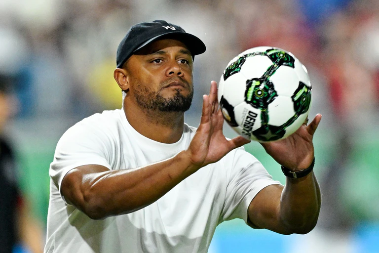 Tritt mit dem FC Bayern am Samstag in Augsburg an: Trainer Vincent Kompany. (Archivbild) — © Uwe Anspach/dpa