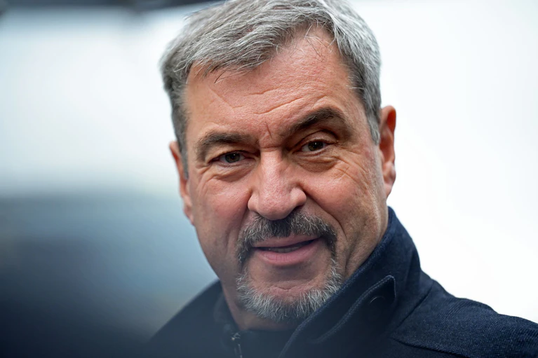 Markus Söder schwamm auch schon im Chiemsee. (Archivbild) — © Malin Wunderlich/dpa