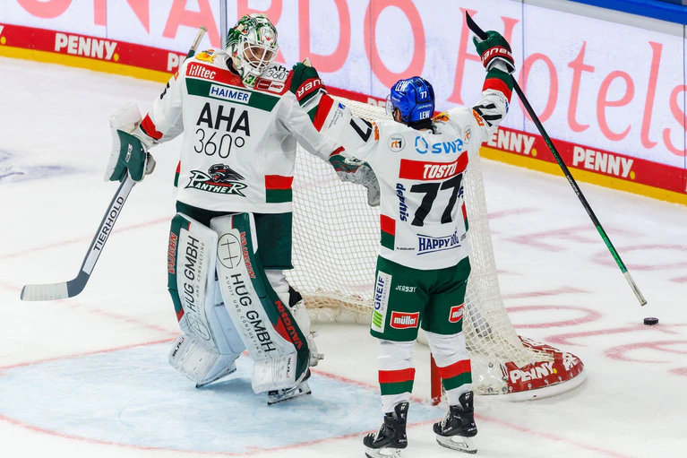 Goalie Markus Keller (l) ist wieder zurück auf dem Eis. (Archivbild) — © Andreas Gora/dpa