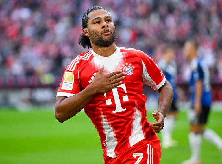 Serge Gnabry jubelt nach seinem Tor. Die Brust des Nationalspielers ist gerade breit. — © Sven Hoppe/dpa
