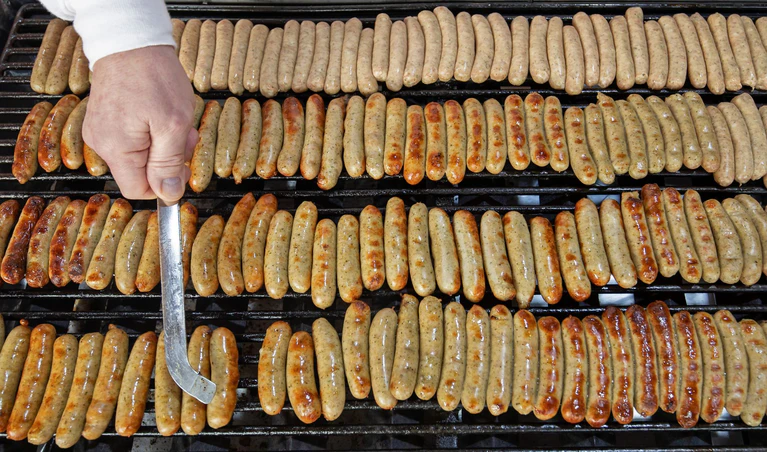 Die Herkunft der Rostbratwürste aus Nürnberg ist geschützt, doch nicht die Herstellung ähnlicher Bratwürste andernorts. (Symbolbild) — © Daniel Karmann/dpa