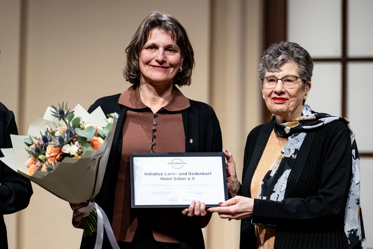 Auch Brigitte Lösch von der Initiative Lern- und Gedenkort Hotel Silber e.V. in Stuttgart nahm eine Auszeichnung entgegen.  — © Fabian Sommer/dpa