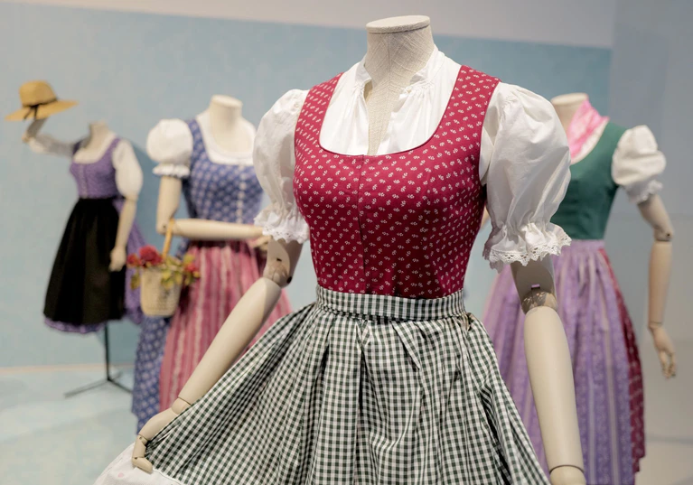 In der Sonderausstellung «Tradition goes Fashion!» des Staatlichen Textil- und Industriemuseums in Augsburg werden Dirndl aus verschiedenen Jahrzehnten gezeigt. — © Ulf Vogler/dpa
