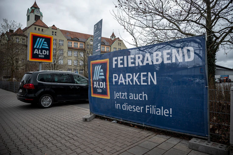 Nach Düsseldorf und Hamburg testen nun auch die drei mittelfränkischen Städte, ob Supermarkt-Parkplätze eine Lösung für das Parkproblem nach Feierabend sein können. (Symbolbild) — © Daniel Vogl/dpa