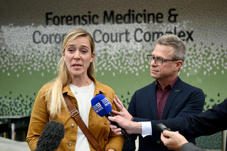 Simone Strobels Schwester erzählte unter Tränen von ihrer Verzweiflung.  — © Bianca De Marchi/AAP/dpa