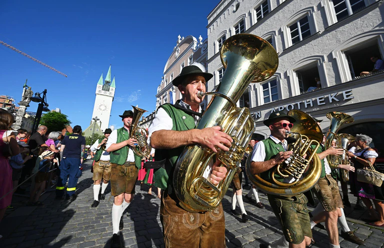 Ein Volksfest ohne Blasmusik? Unvorstellbar in Bayern. — © Armin Weigel/dpa