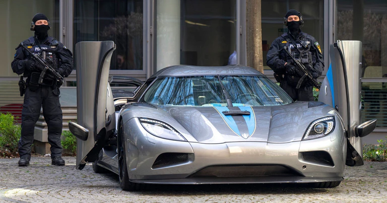 Dieses Auto beschlagnahmten bayerische Ermittler für eine Behörde im Ausland.  — © Peter Kneffel/dpa