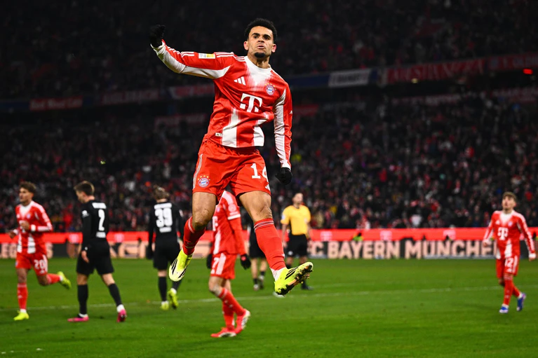 Luis Díaz hebt ab beim Torjubel nach seinem Kopfball zum 2:1. — © Tom Weller/dpa