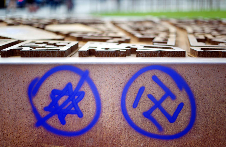 Erschreckende Bilanz: Die Zahl antisemitischer Taten hat sich binnen zwölf Monaten verdoppelt. (Archivbild) — © Daniel Reinhardt/dpa