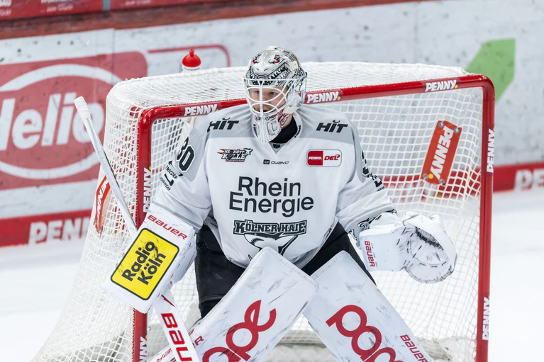 Janne Juvonen und seine Kölner Haie gewinnen auch Spiel drei in Schwenningen. (Archivbild) — © Silas Stein/dpa