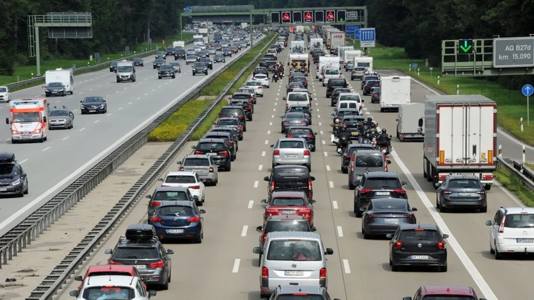 Wie jedes Jahr ist zu Ferienbeginn mit mehr Verkehr auf den Straßen zu rechnen. (Symbolbild) — © Ursula Düren/dpa