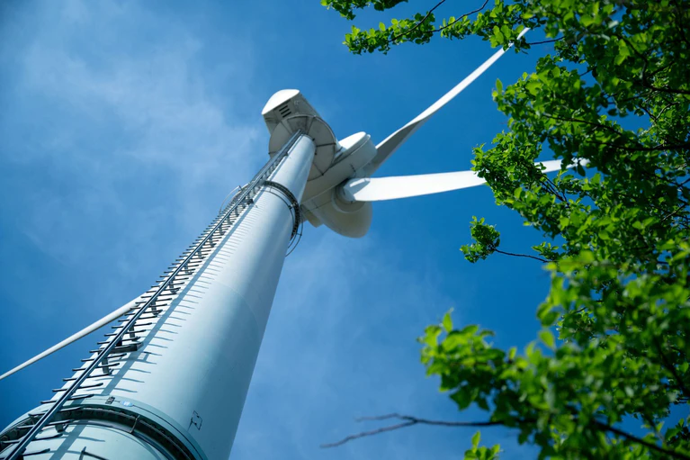 Die Windkraftanlage in Selbitz (Landkreis Hof) wurde 1996 als erstes Bürgerwindrad Bayerns in Betrieb genommen. Ab 2028 werden Teile der Anlage im Deutschen Museum in München ausgestellt. — © Pia Bayer/dpa