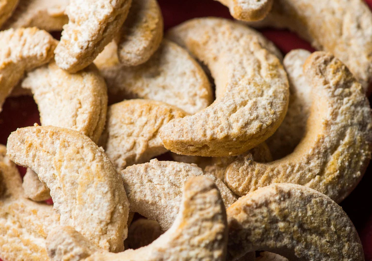 Wenn der Duft von Zimt, Tannenzweigen und frisch gebackenen Plätzchen in der Luft hängt, müssen viele Menschen sofort an Weihnachten denken. (Symbolbild) — © Christophe Gateau/dpa/dpa-tmn