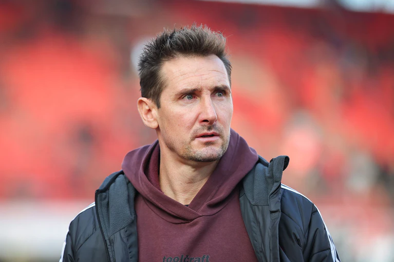 Miroslav Klose gibt sich optimistisch vor dem Heimspiel seines 1. FC Nürnberg gegen Düsseldorf. (Archivbild) — © Daniel Karmann/dpa