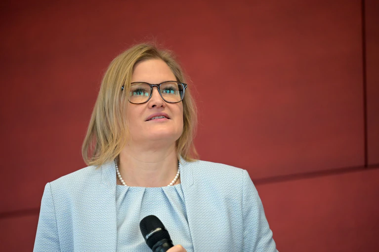 Katrin Ebner-Steiner wurde als Fraktionsvorsitzende der AfD im bayerischen Landtag bestätigt, muss sich das Amt aber künftig teilen. (Archivbild) — © Malin Wunderlich/dpa