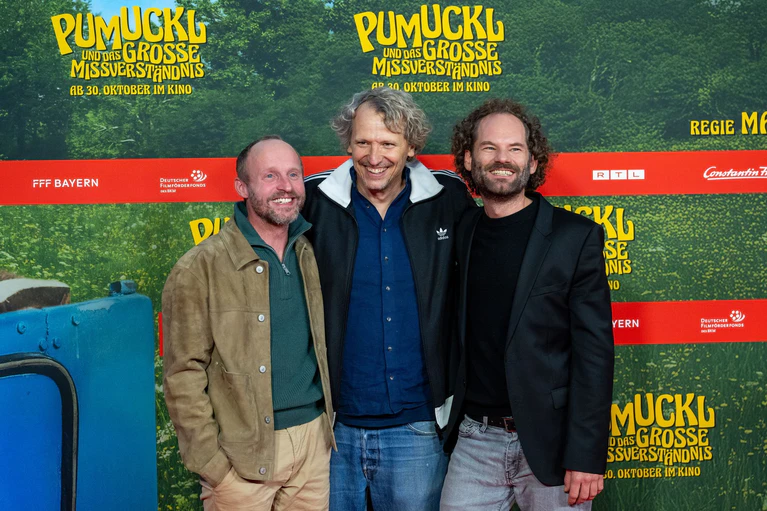 Dahinter steckt wie gewohnt das Team mit Eder-Darsteller Florian Brückner (v.l.), Regisseur Marcus H. Rosenmüller und dem «Pumuckl»-Sprecher Maxi Schafroth. (Archivbild) — © Lennart Preiss/dpa
